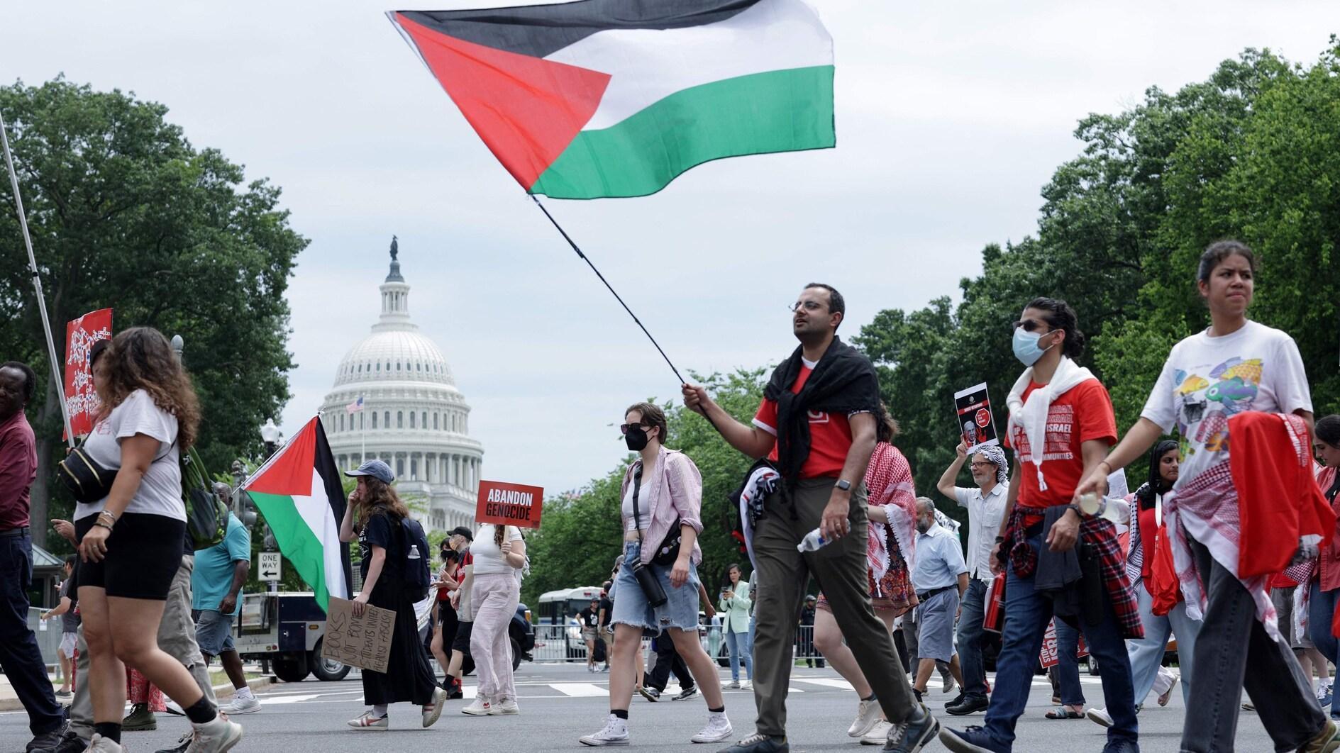 Netanyahu seeks US congress support as thousands protest outside ...