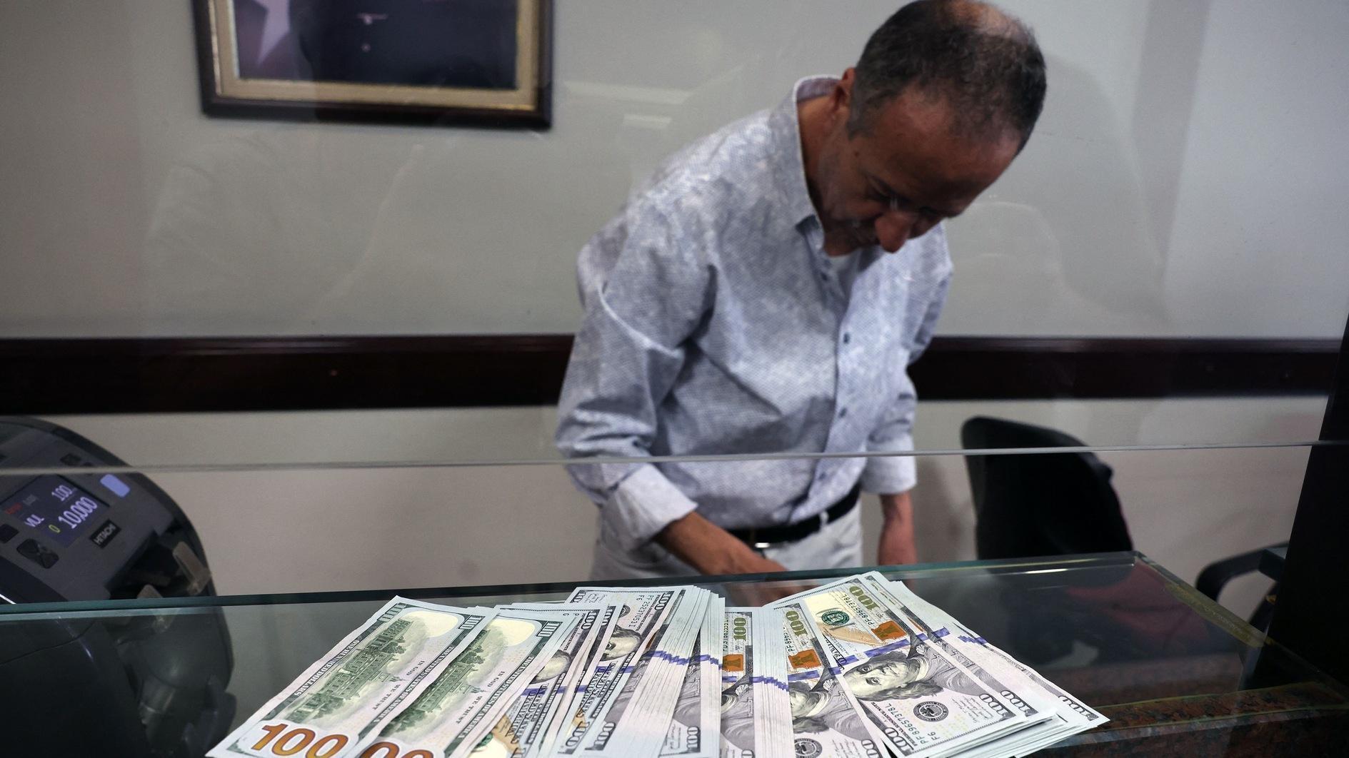 Non-financial companies’ net FX deficit grows: Data