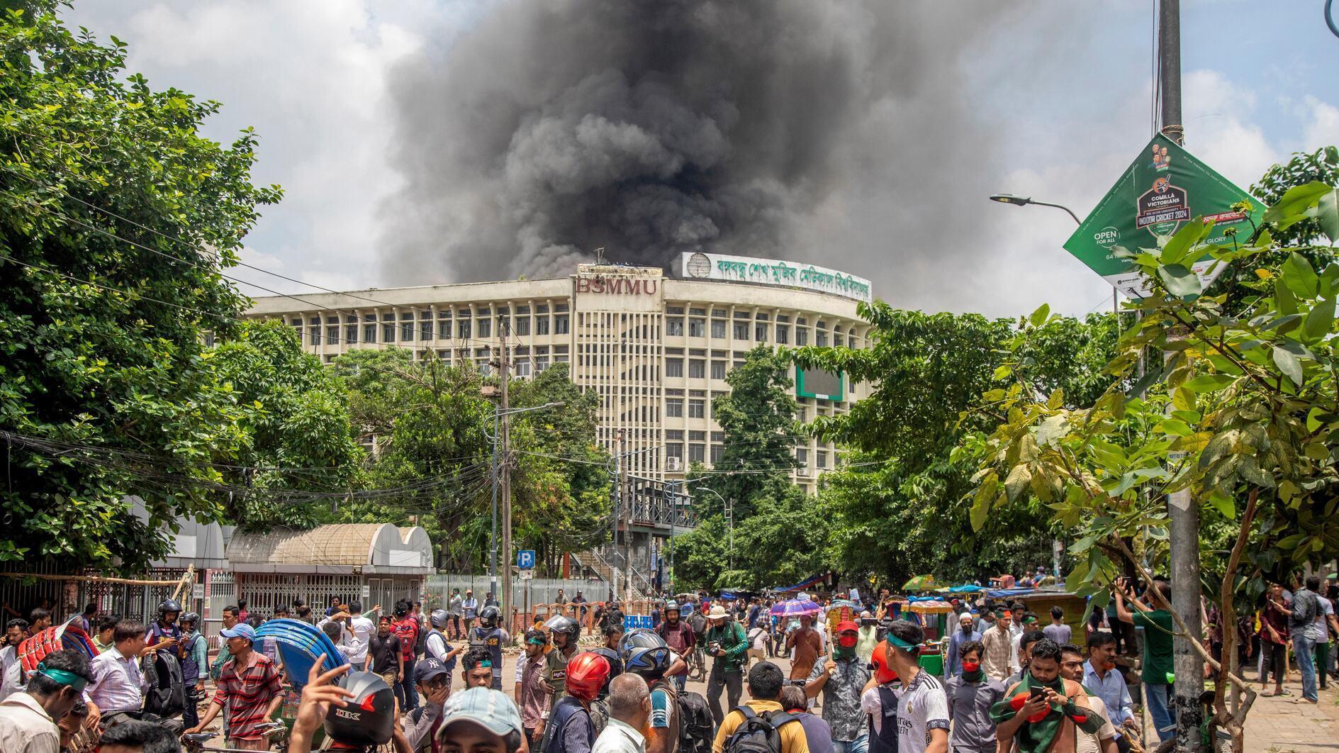 Bangladesh PM flees as protesters storm palace - World News