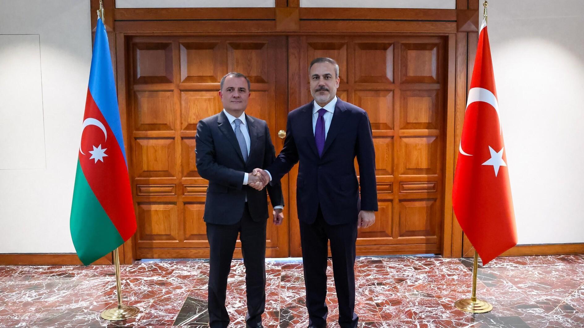 Turkish, Azerbaijani FMs hold key meet amid Caucasus peace talks