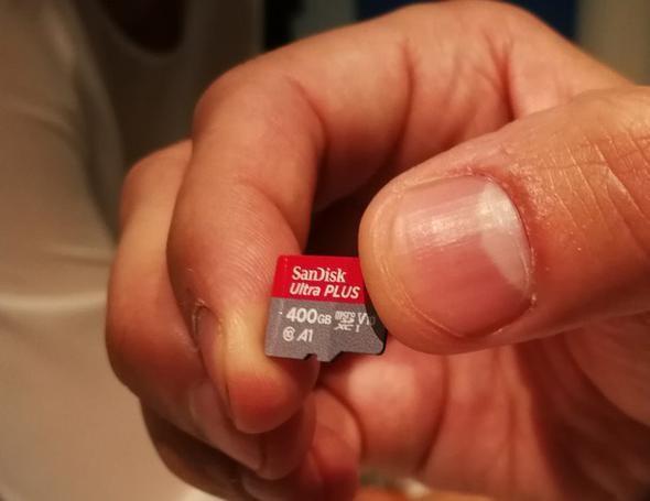 Camın çift tarafını siliyor Camın çift tarafını siliyor