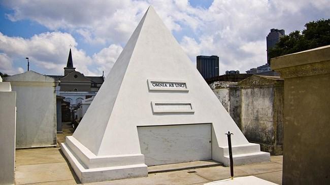 8- Piramit Şeklinde Mezarlık