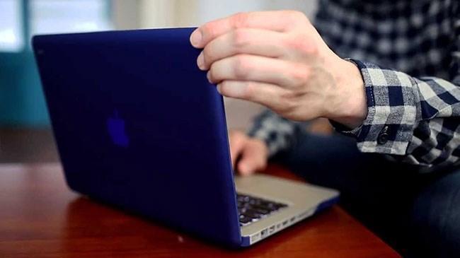 Stealth Macbook Pro by ColorWare -6.000 Dolar