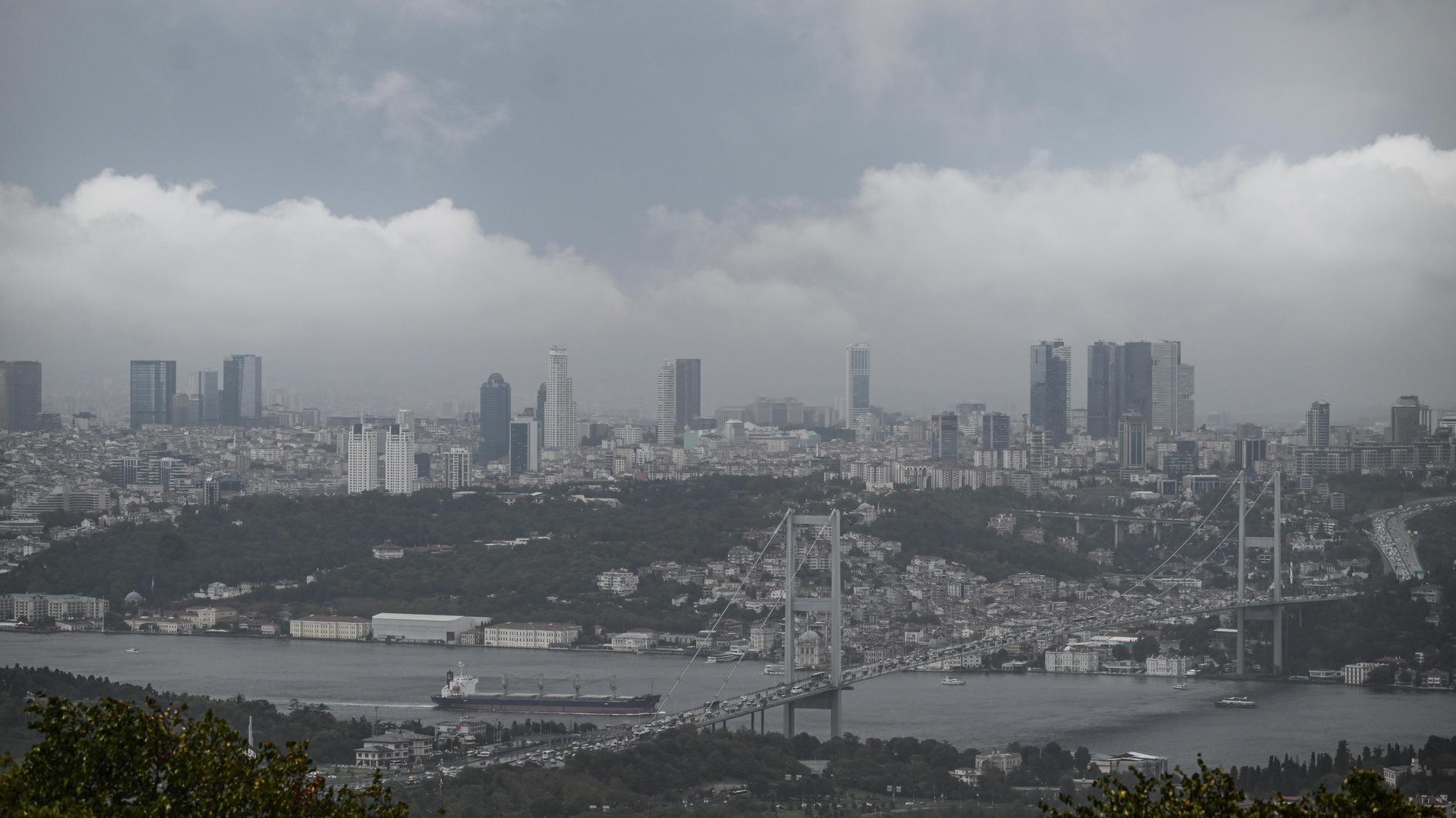 Heavy downpours, thunderstorms paralyze life in Istanbul