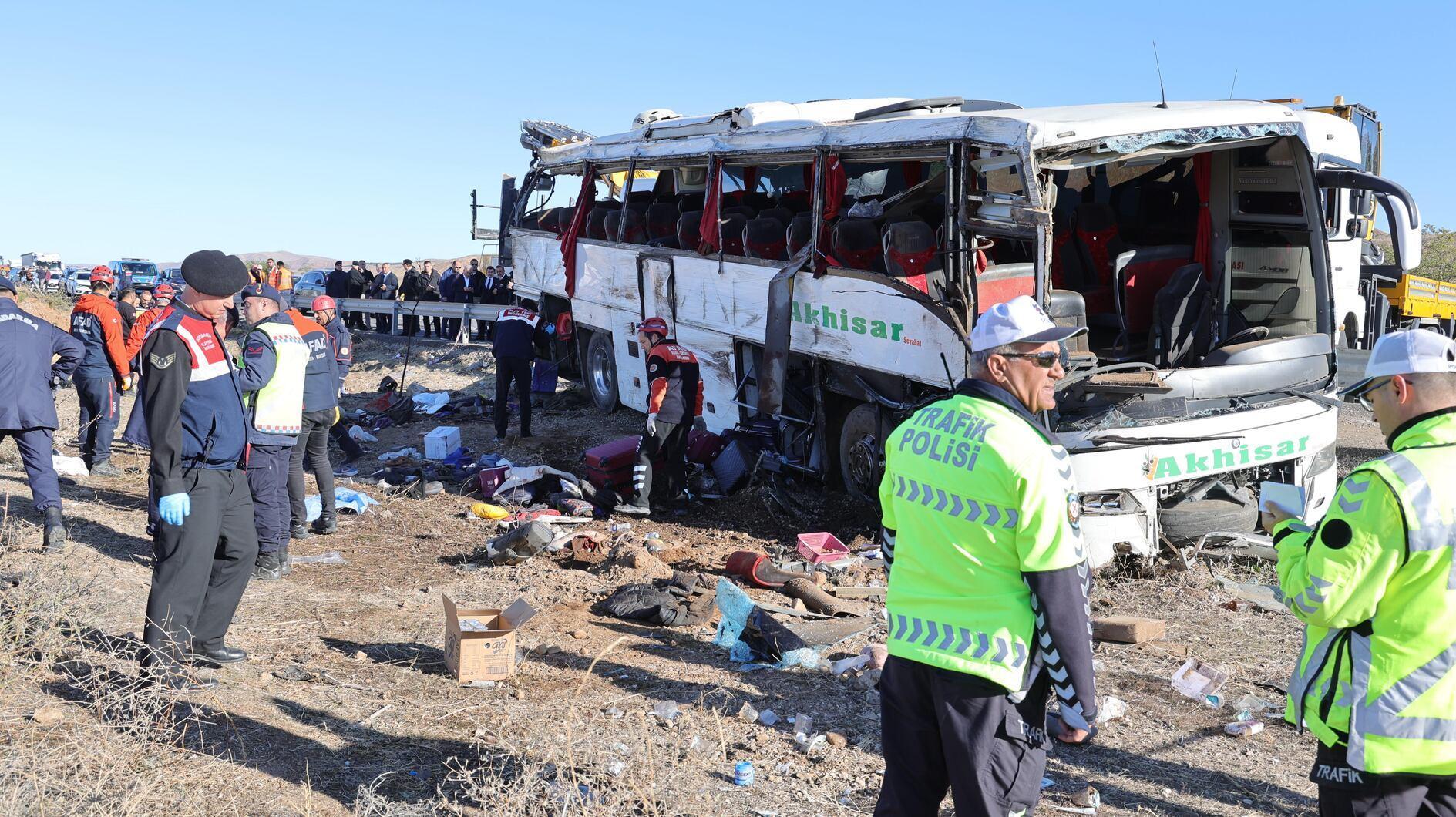 Bus crash in central city kills 6, injures 34 - Türkiye News