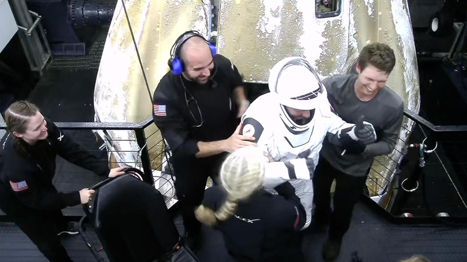 Four astronauts return to earth world news