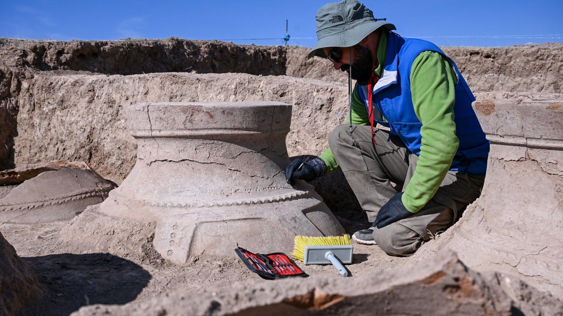 Jarros inscritos em cuneiforme encontrados em depósito urartiano