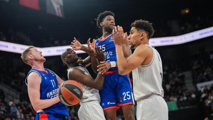 Basketball Anadolu Efes 84-93 Paris (Euroleague game)