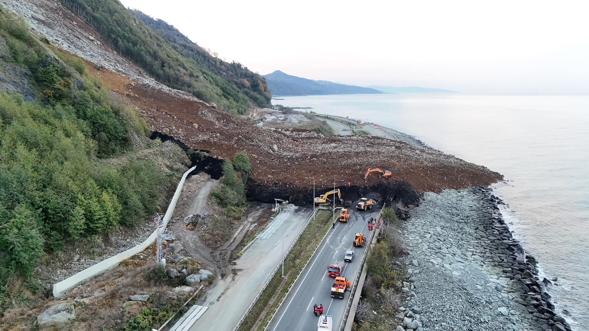 Incessant rain triggers flash floods, landslide - Türkiye News