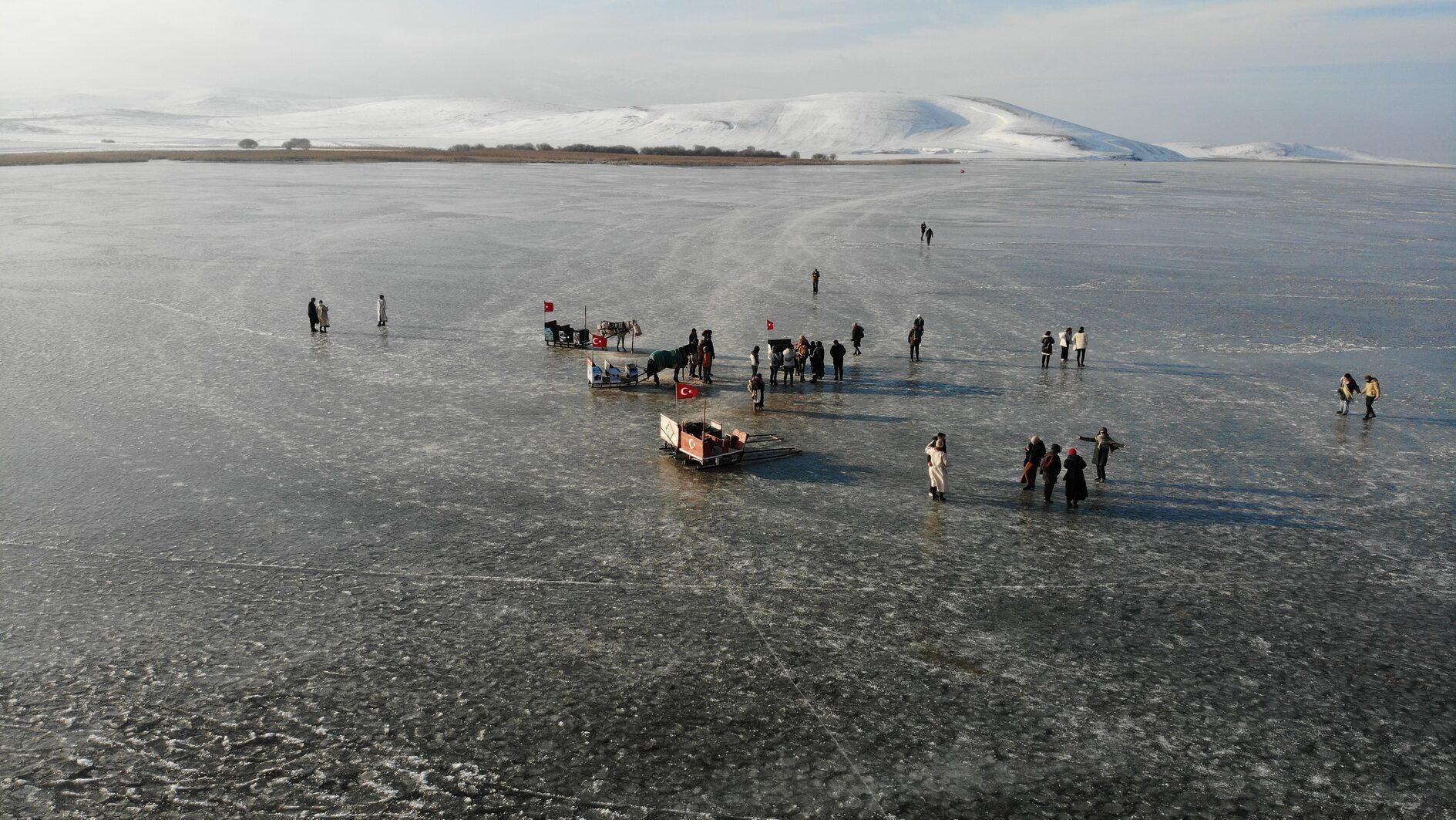 Horse-drawn sleighs on Kars’s Çıldır Lake delight visitors