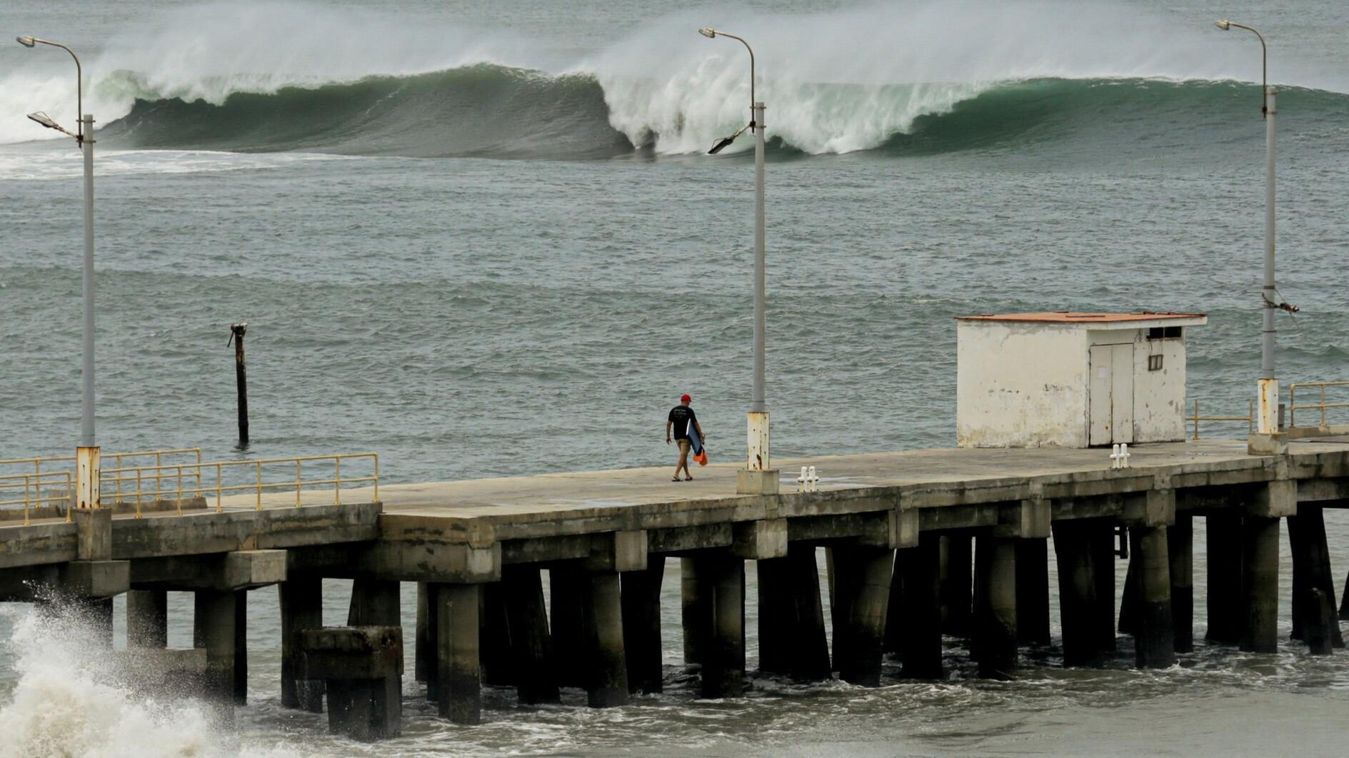 One dead in Ecuador, Peru ports closed amid massive waves