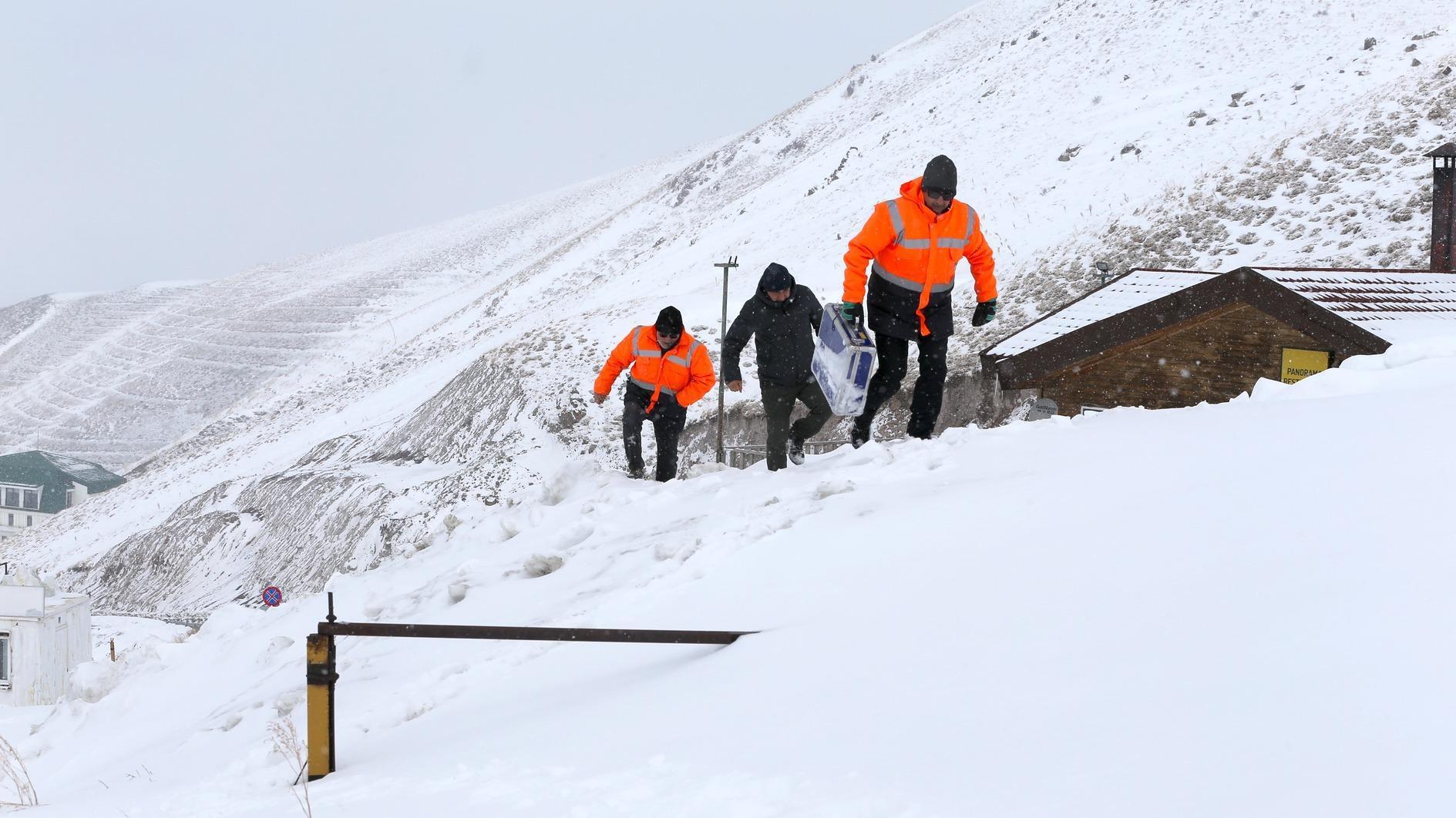Meteorology teams brave harsh winter to maintain weather stations