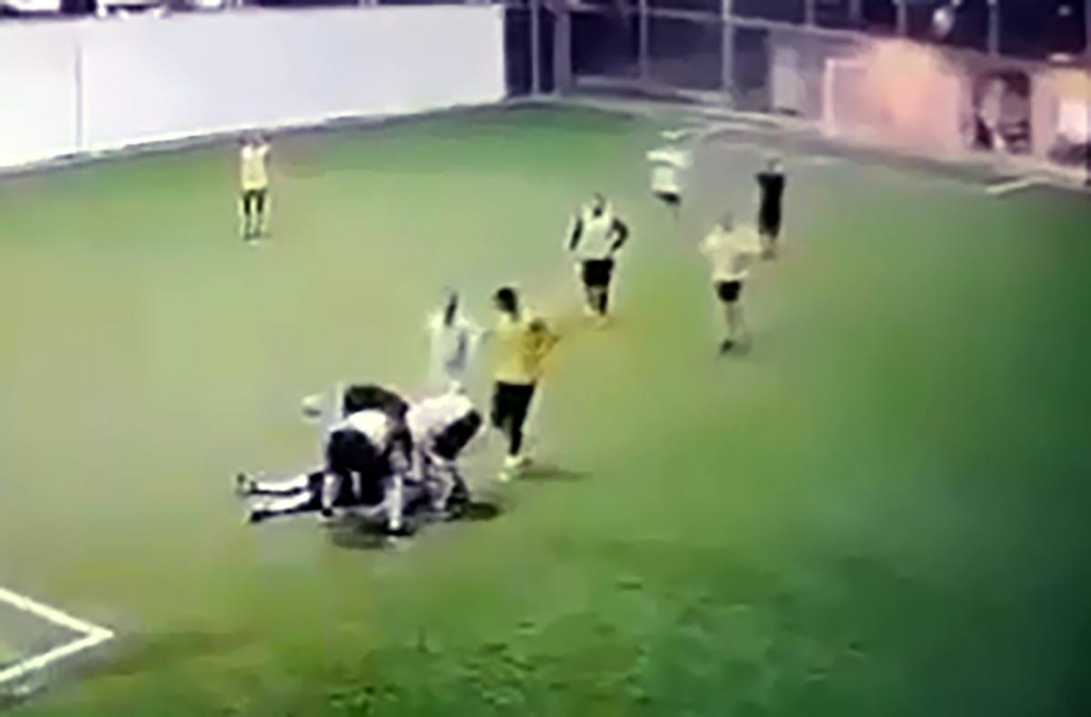 Otuz sekiz yaşında halı sahada kalp krizi geçirip, hayatını kaybetti