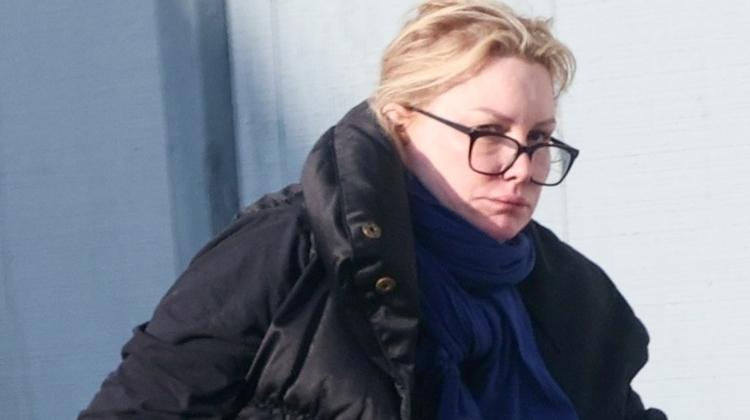 Ünlü oyuncu genç sevgilisiyle evlendi... Eski karısı ellerin yardımına muhtaç! 'İki kızımla sokakta kaldım, ne olur bir oda verin'