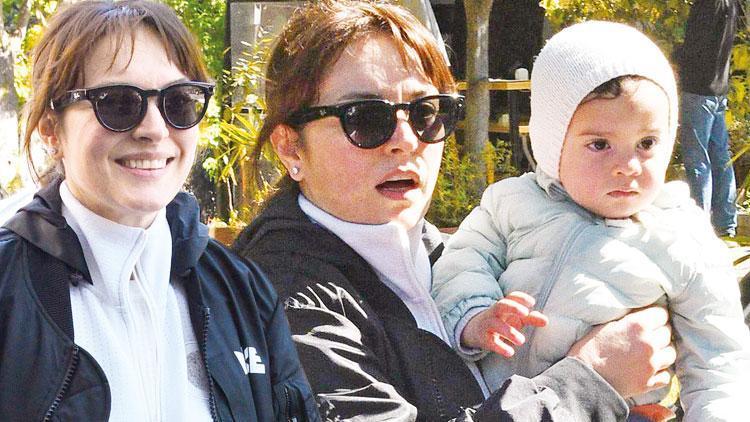 Ezgi Mola'nın oğlu Can ile park keyfi: Yazı İzmir'de geçireceğiz