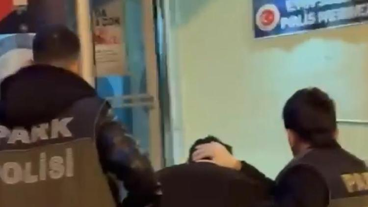 Metrobüs durağını mesken tutmuşlardı... Polisler takibe alıp kıskıvrak yakaladı