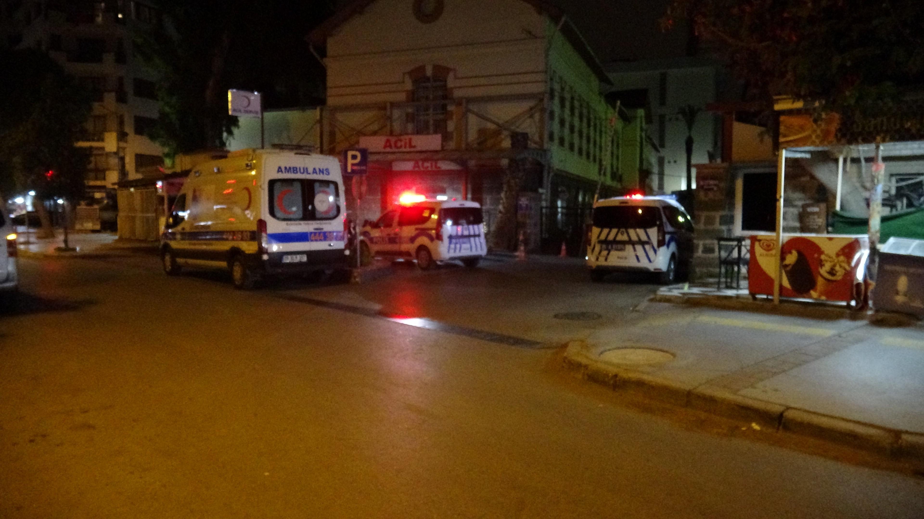 İzmir'de Kanlı Saldırı: Eğlence Mekanı İşletmecisi Kurşunlandı! Şüpheliler Yakalanırken İş Adamının Durumu Ciddi