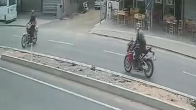 İki motosikletin çarpıştığı kazada sürücülerden biri hayatını kaybetti