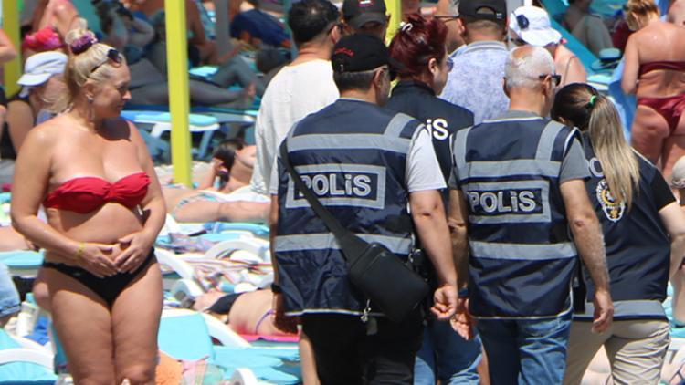 Taciz, uygunsuz fotoğraf ve çevreye rahatsızlık... Polis, plajda yakaladı