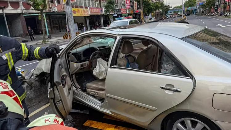 Kavşaktaki can pazarı kamerada! Saniyeler içinde felaket yaşandı