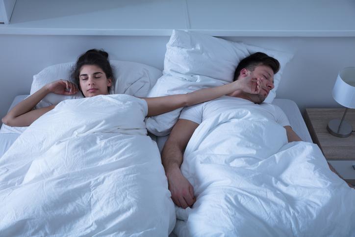 Her gece horlayan eşle uyuyanların bağışıklığı çökebilir