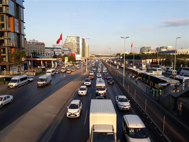 AMBÜLANSA YOL VERMEYENE 15 BİN TL CEZA VE TRAFİKTEN MEN