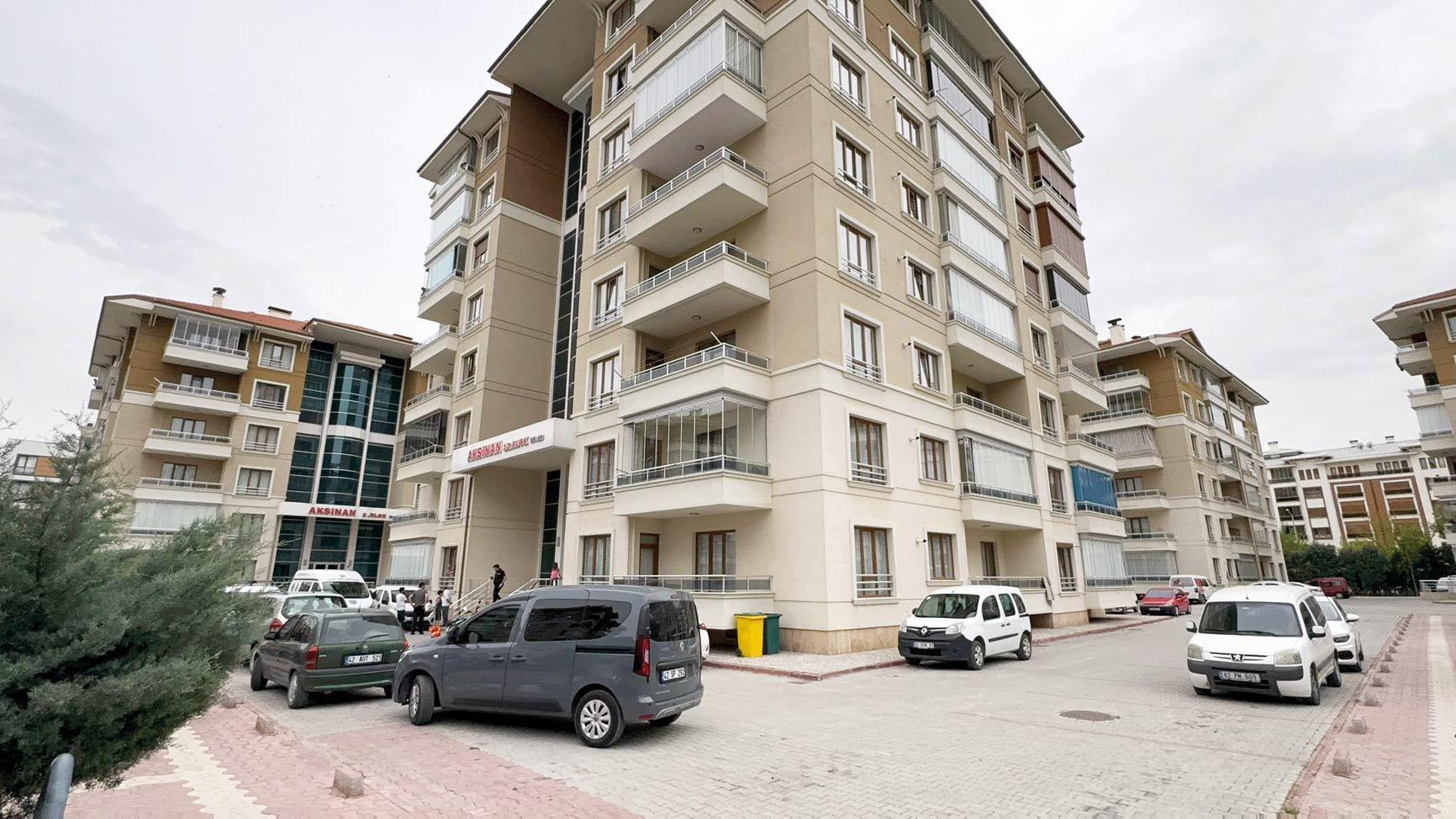 Eşini katledip başında bekledi