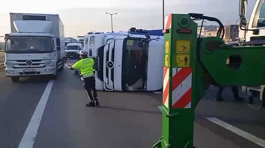Pendik'te TEM Otoyolu'nda TIR devrildi!