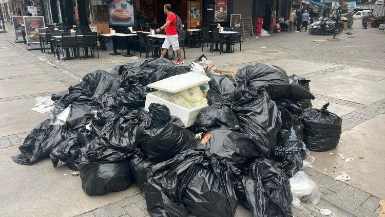 İzmir’de grev krizi büyüyor! Önce kuyruklar şimdi çöp yığınları...