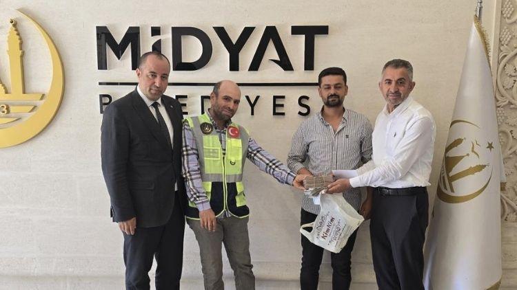 Temizlik personelinden örnek davranış: Bulduğu parayı sahibine teslim etti