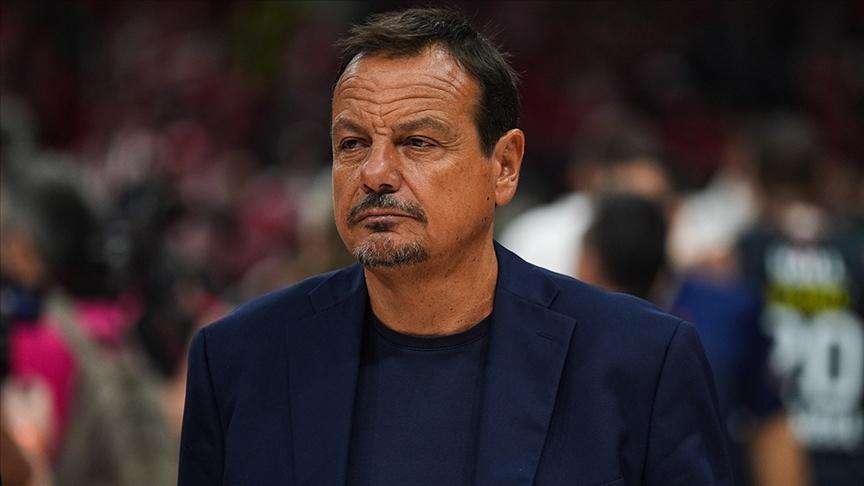 Türk basketbol koçu maçta Türkiye karşıtı tezahüratlara tepki veriyor