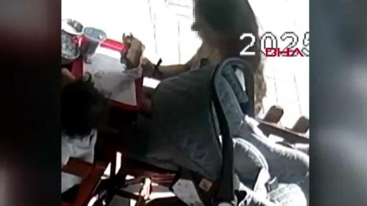 Kopardığı saçını tosta koydu, o anlar kameraya böyle yansıdı