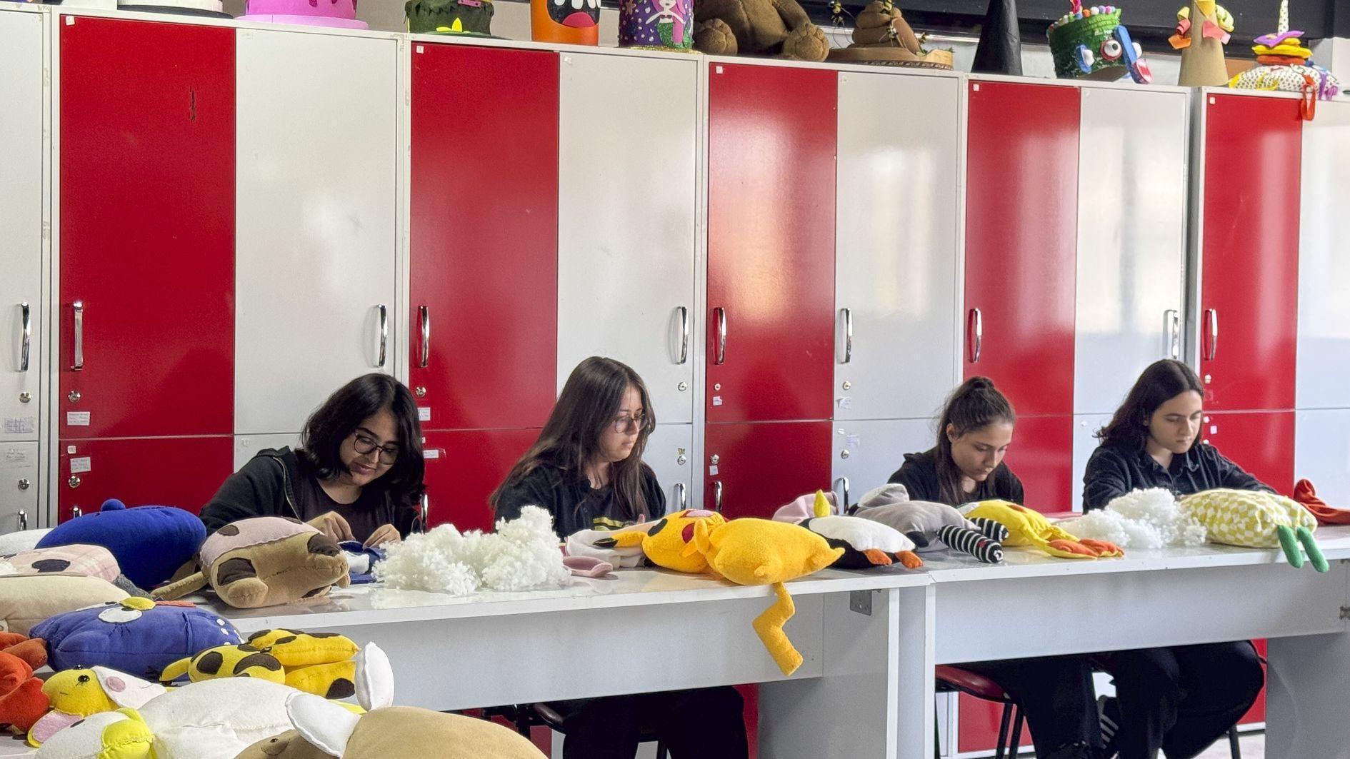 Lise öğrencileri, el yapımı oyuncakları olan hastaneye yatırılan çocuklara sevinç getiriyor