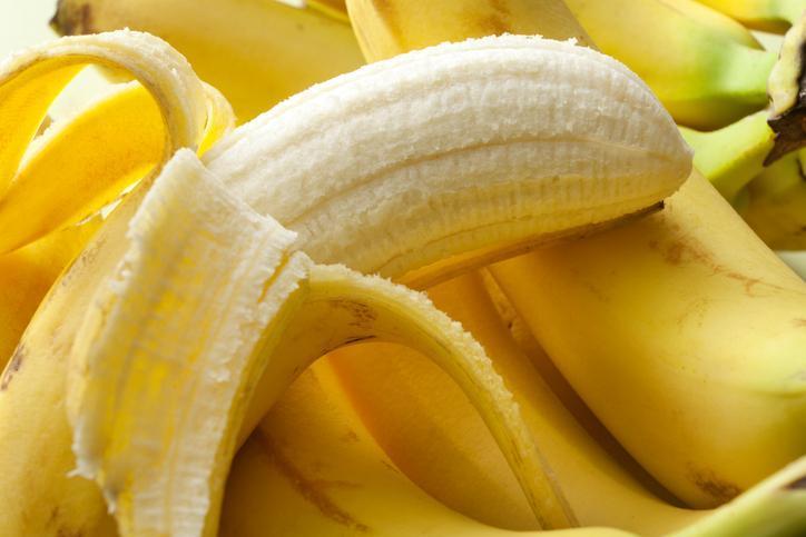 5- Haftalık menünüze potasyum açısından zengin avokado, muz ve somon ekleyin