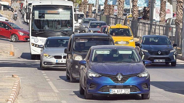 Tatilci akını başladı! Bodrum’a 24 saatte 50 bin araç girdi