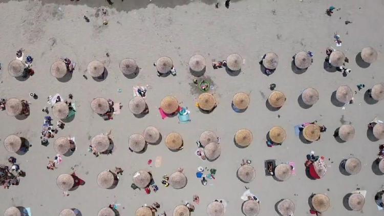 Sıcak havayı gören soluğu sahilde aldı! Plajlar doldu taştı! Nüfusu 1 milyonu geçti
