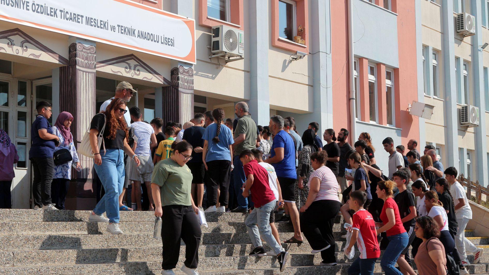 1 MLN'den fazla öğrenci ülke çapında sınavda en iyi liseler için yarışıyor