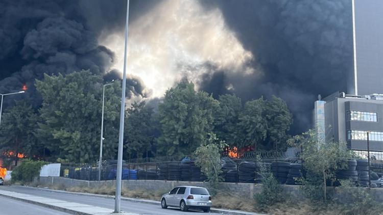 Fabrikada çıkan yangın özel hastaneye sıçradı