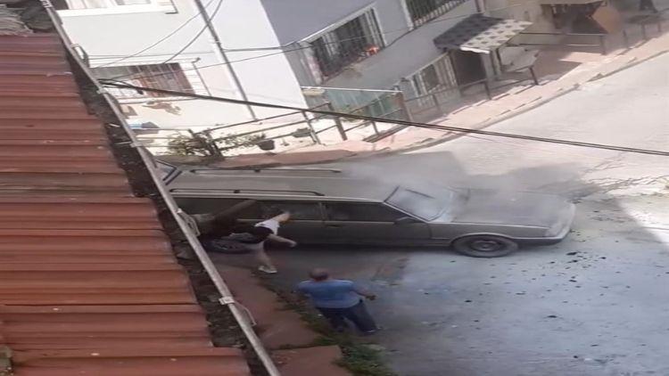 Öfkeli sürücü yanan arabasını tekmeleyip yumrukladı, vatandaşlar zor sakinleştirdi