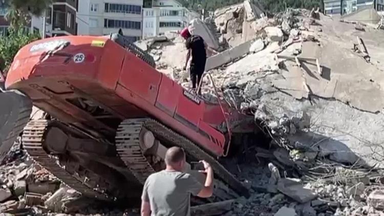 Yıkım sırasında bina iş makinesinin üzerine devrildi: Operatör enkaz altında kaldı