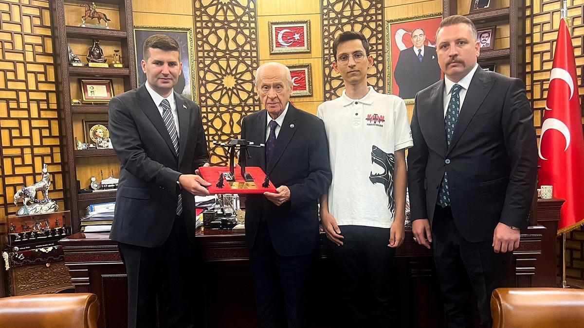 Bahçeli'ye TÜRKHAN İHA prototipi hediye edildi