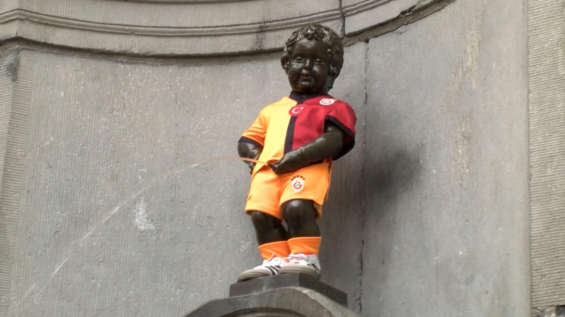 Galatasaray'ın 5 yıldızlı forması, Brüksel'in ikonik Manneken Pis heykelini süslüyor