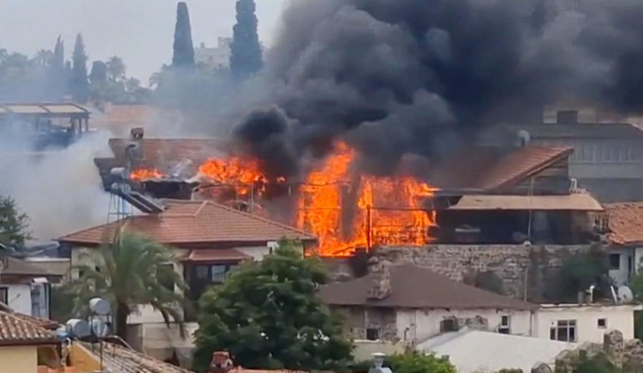 Antalya Kaleiçi'de yangın! Biri otel, 3 iş yerini alevler sardı