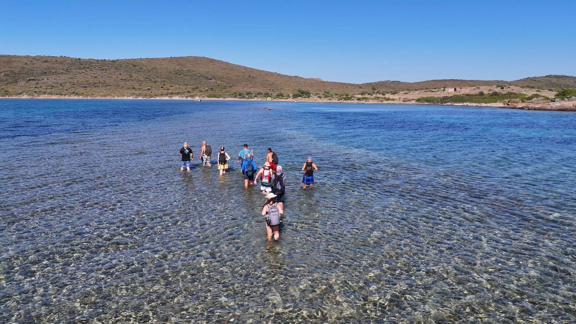 Doğa meraklıları nadir olayda adalarda 'yürüyüşü'