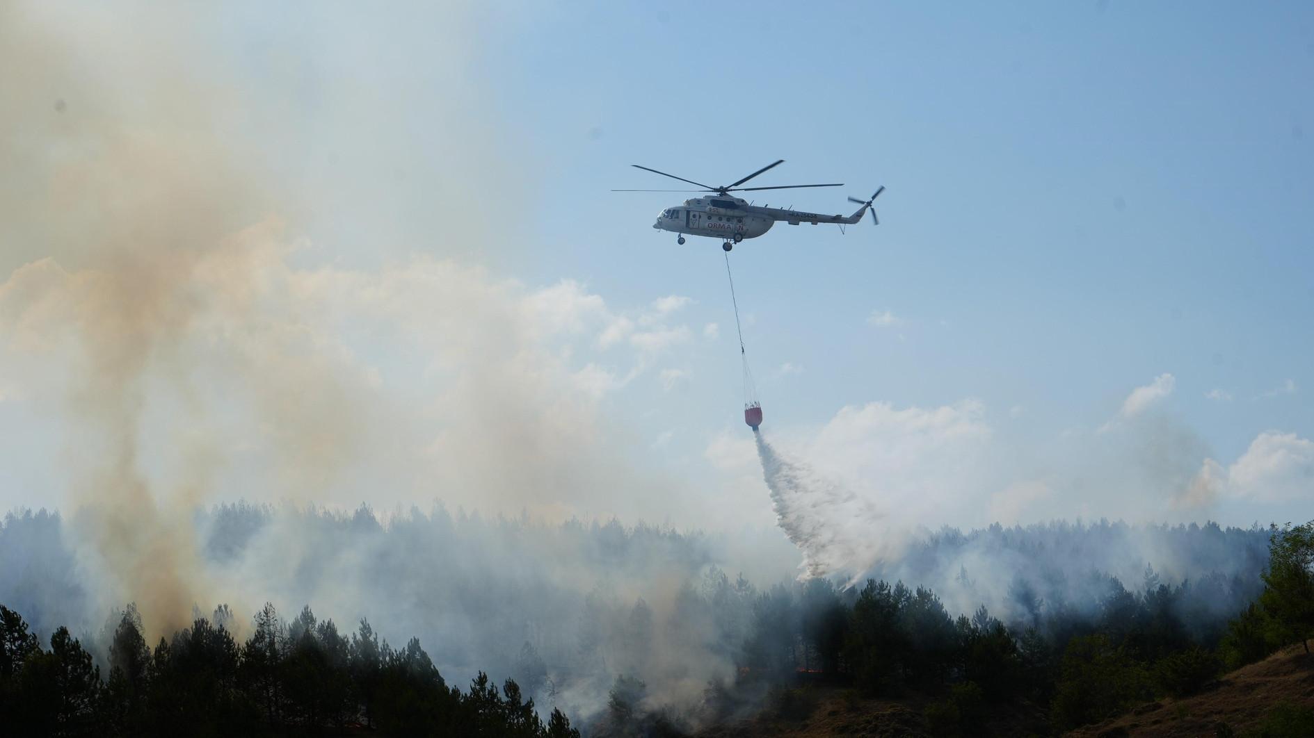 İtfaiyeciler, Bursa Fierce Blaze ile karşı karşıya kalırken yangınları evcilleştirmek için yarışıyor