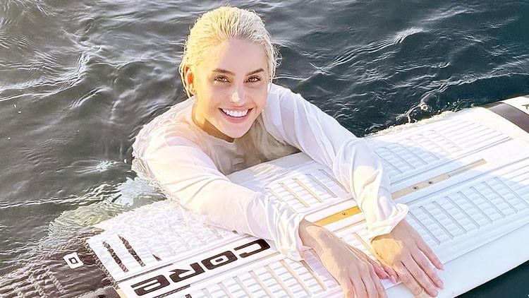 Büşra Pekin'den Sörf Tutkusu! Sicilya'da Aybüke Albere'nin Göz Kamaştırıcı Tatili