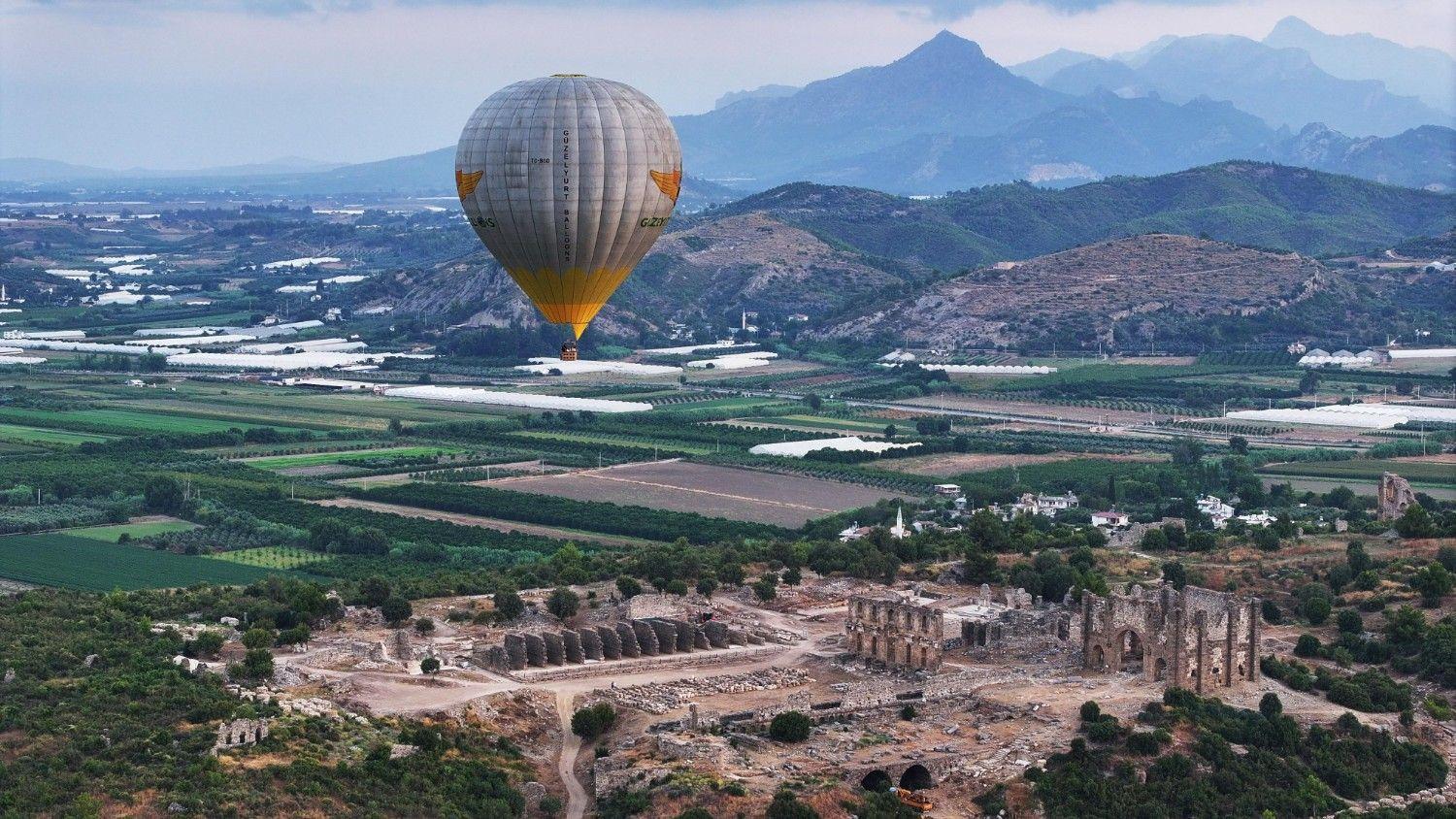 Sıcak hava balonu turları, Antalya'nın zengin mirasının gökyüzü yüksek manzarasını sunuyor