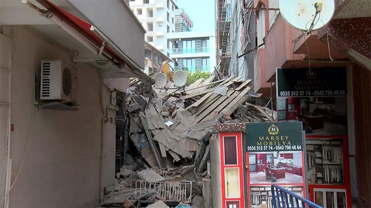 Kücenkçekmece’De Faciaadan Dönürü: Bina Yıkım Sırasezda Bitişteki Departmanın Üyiz Çöktü
