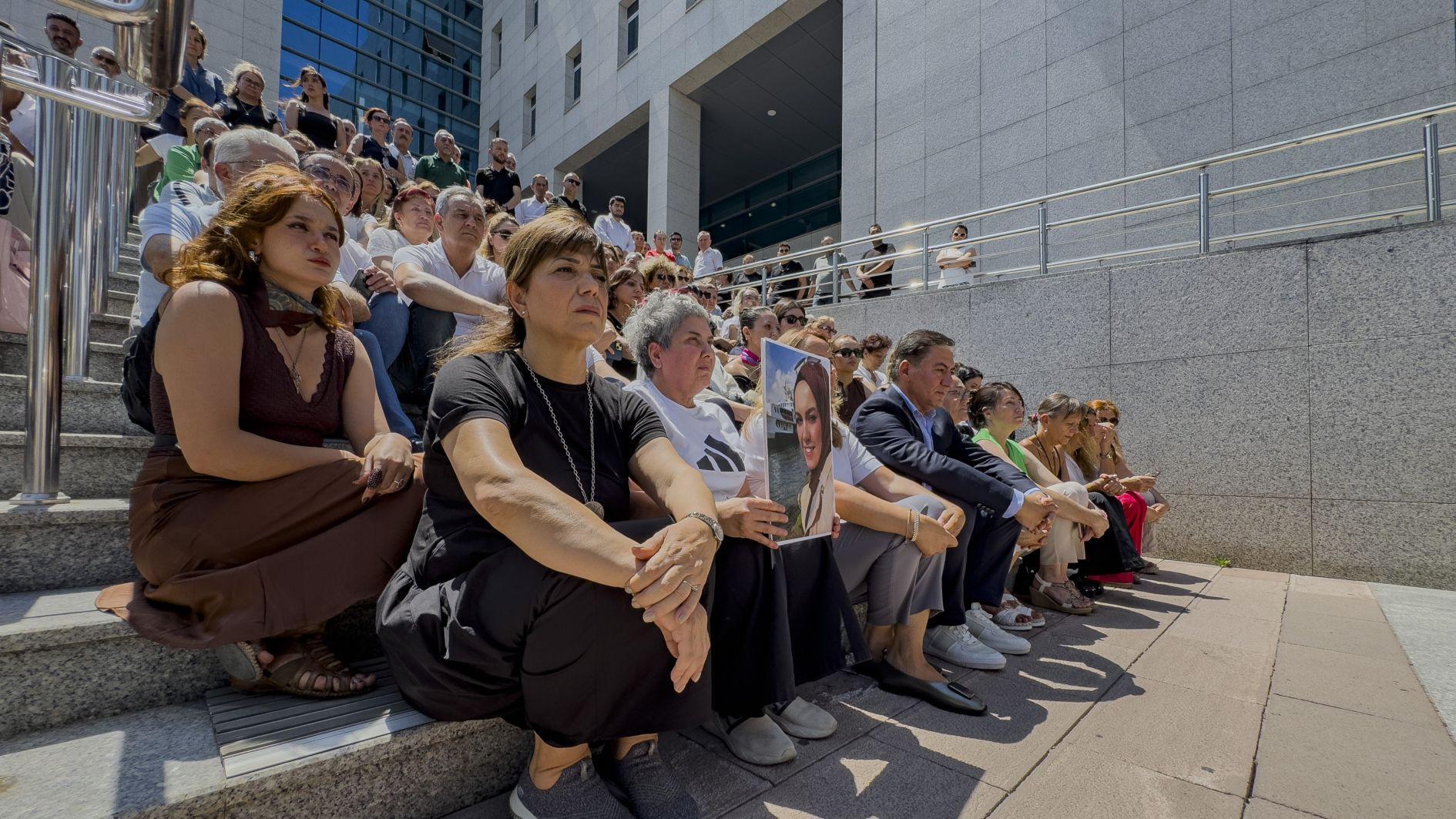Parlamento personeli, milletvekilleri çalışanın femikeri üzerinde protesto ediyor