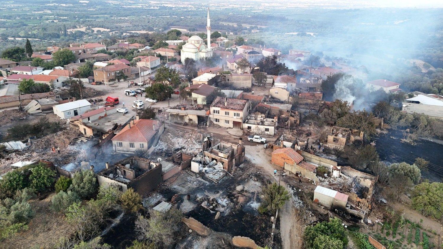 Çanakkale'deki orman yangınları büyük ölçüde gece süren savaşlardan sonra, tahliyeler